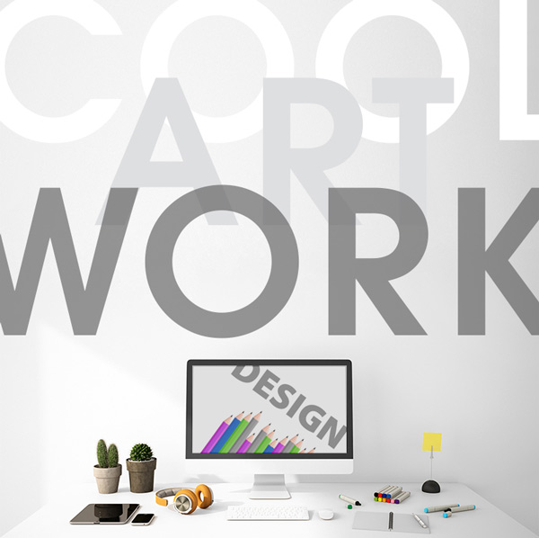 Schriftzug CoolArtwork über Schreibtisch mit PC und Utensilien