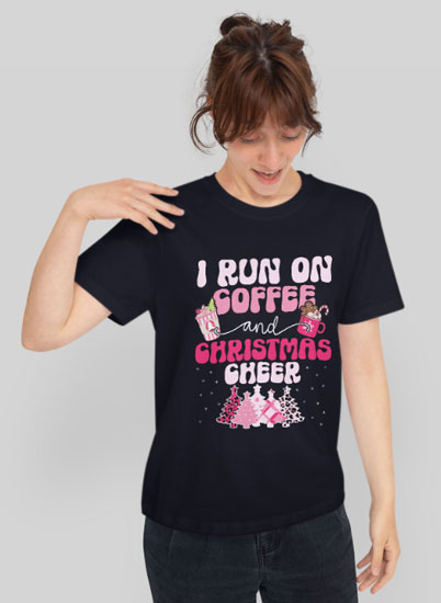 Schwarzes T-Shirt mit pink, leoparden Muster Weihnachtsbäumen und Kaffeetassen und dem Schriftzug I run on coffee and Christmas Cheer