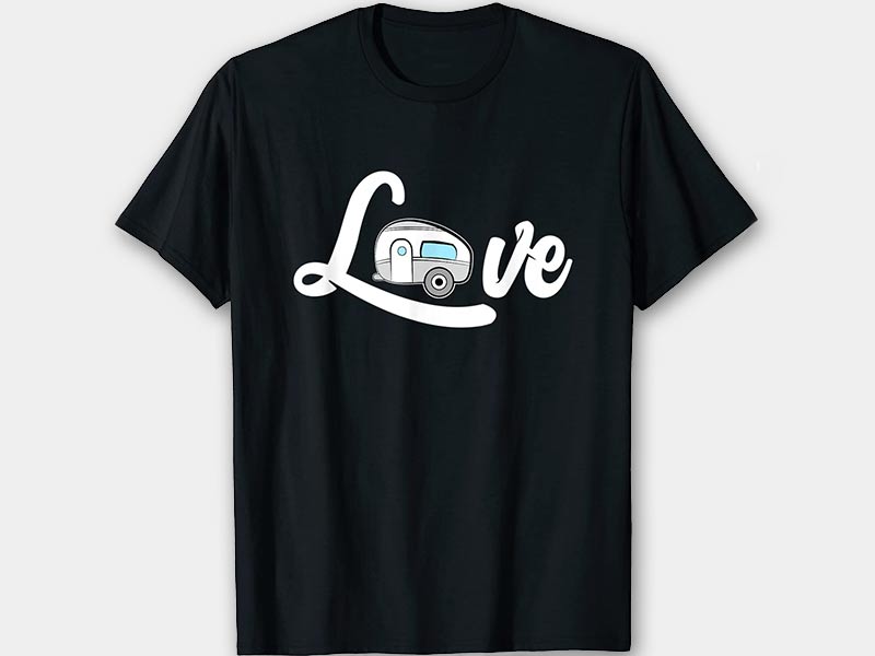 schwarzes T-Shirt mit dem handgemalten Schriftzug LOVE und einem Wohnwagen statt dem Buchstaben O