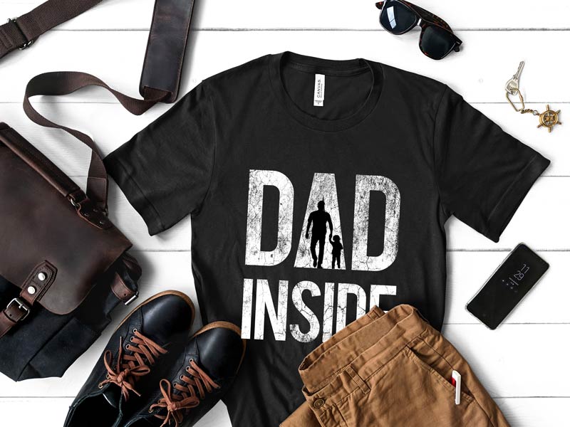 schwarzes T-Shirt mit weißem Schriftzug - 'DAD INSIDE' im Grunge Look mit Shiloutte von Vater und Sohn im Schriftzug