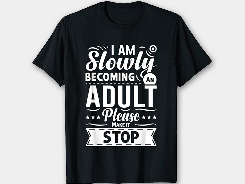 schwarzes T-Shirt mit den Worten I am slowly becoming and adult please make it stop