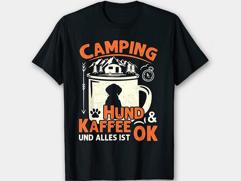 schwarzes T-Shirt mit Kaffee Tasse, Hund und Camping Motiv und den Worten Camping Hund & Kaffee und alles ist ok
