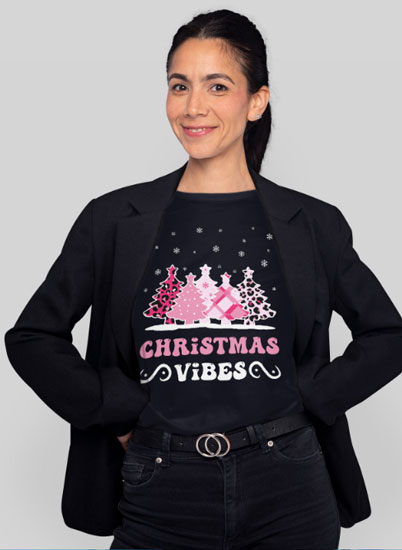 Schwarze T-Shirt mit pink leoparden Muster Weihnachtsbäumen und dem Spruch Christmas Vibes