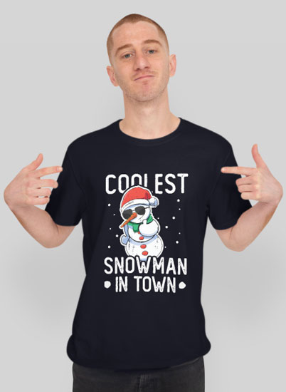 Schwarzes T-Shirt mit Schneeman mit Sonnenbrille und dem Schriftzug Coolest Snowman in town
