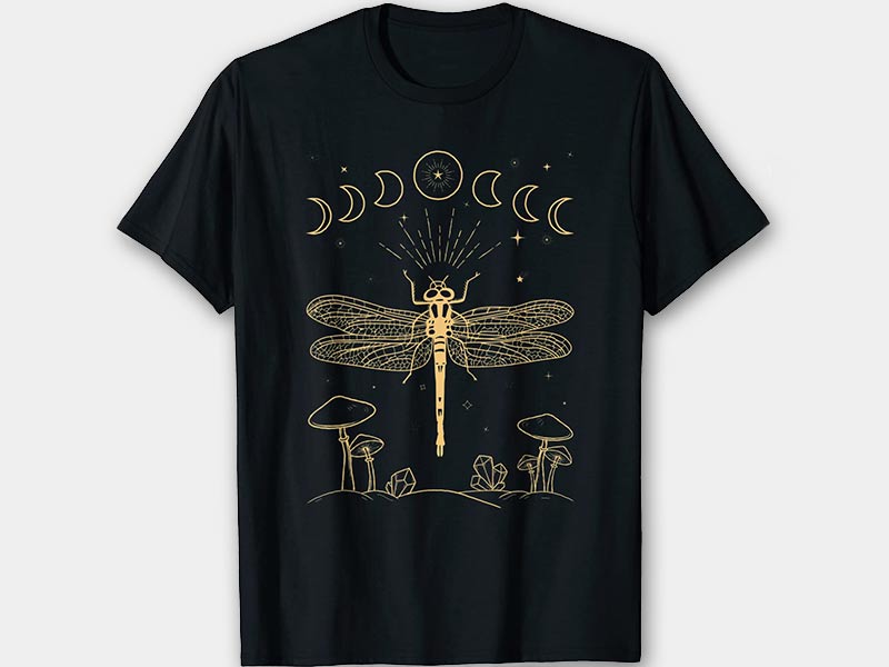 schwarzes T-Shirt mit Libelle, Mondphasen und Pilzen im Cottagecore Stil