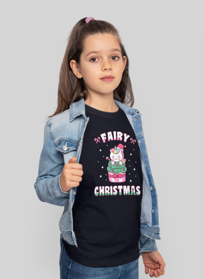 Schwarzes T-Shirt mit Kawaii Einhorn und Weihnachtsdekoration und der Aufschrift Fairy Christmas