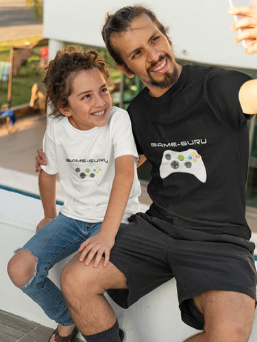 Vater und Sohn mit T-Shirts und dem Schriftzug Game Guru- darunter ein XBox Controller