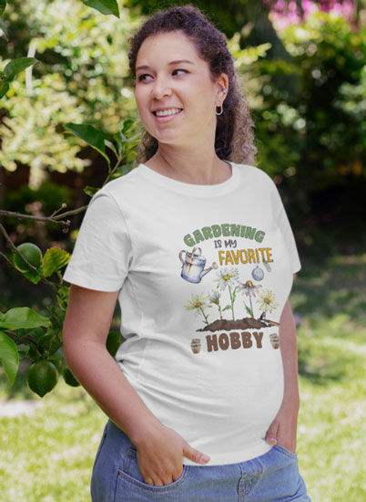 Weißes T-Shirt mit Gartenutensilien im Wasserfarben - Look und der Aufschrift Gardening is my favorite hobby