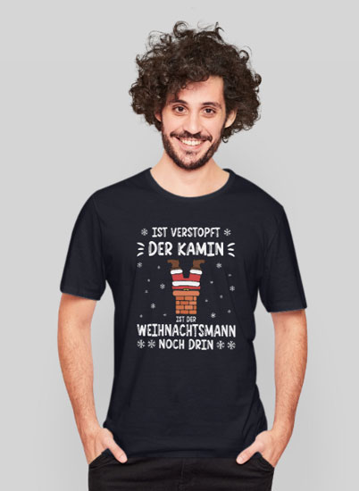 Schwarzes T-Shirt mit Weihnachtsmann der im Kamin feststeckt und den Worten Ist verstopft der Kamin steckt der Weihnachtsmann noch drin