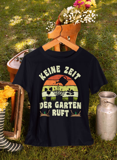 Schwarzes T-Shirt mit Gartenutensilien und der Aufschrift Keine Zeit der Garten ruft