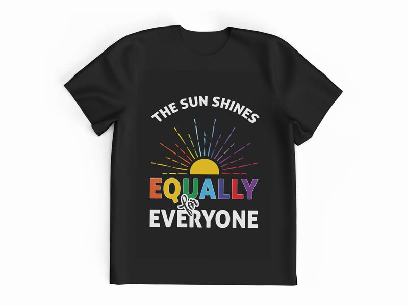 Sonne mit Regenbogenstrahlen und dem Schriftzug - the sun shines equally for everyone