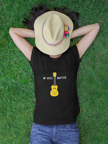 #ukesmatter auf schwarzem Shirt mit gelber Ukulele 